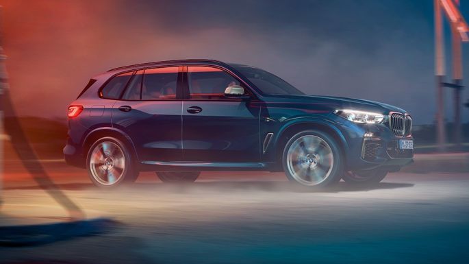 BMW X5 M50i and M50d side view BMW X5 M50i and M50d G05 with M light alloy wheels Carbon black metallic side view