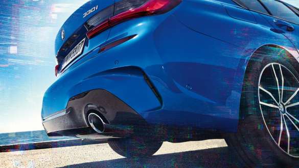 BMW 3 Series Sedan,M 運動差速器。 BMW 3 Series Sedan 後部側面仰視圖。