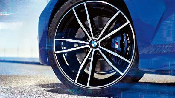 BMW 3 Series Sedan,M Sport制動器。 BMW 3 Series Sedan M Sport制動器的輪轂細節視圖。