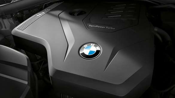 BMW 3 Series Sedan,BMW TwinPower Turbo 4 缸汽油引擎。 BMW 3 Series Sedan 中的 BMW TwinPower Turbo 4 缸汽油引擎特寫視圖。