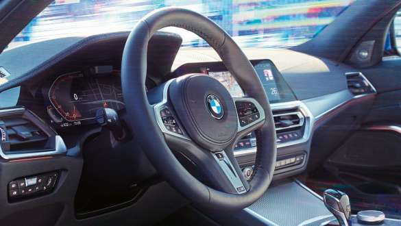 BMW 3 Series Sedan,可變式運動轉向系統。 BMW 3 Series Sedan 駕駛艙側面細節視圖,聚焦於採用可變式運動轉向系統的方向盤。