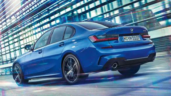 BMW 3 Series Sedan,Adaptive M 懸掛。 BMW 3 Series Sedan Adaptive M 懸掛後側四分之三角度視圖。