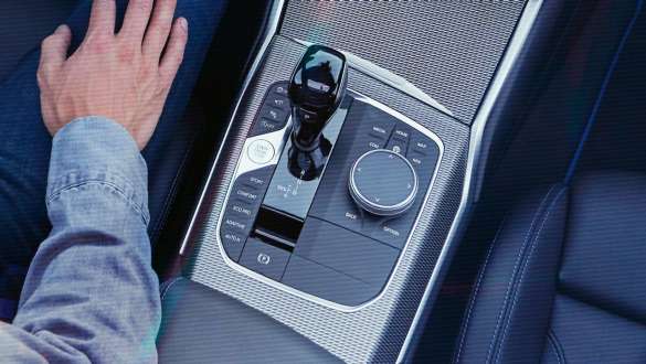 BMW 3 Series Sedan,自動變速 Sport 變速箱。 BMW 3 Series Sedan 中控台上的換檔桿和自動變速 Sport 變速箱詳細俯瞰圖。