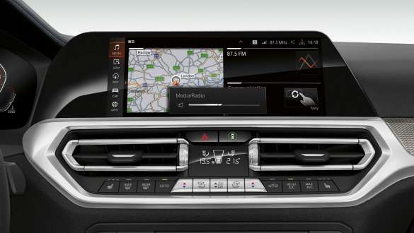 BMW 3 Series Sedan,BMW 手勢控制 具有 BMW 手勢控制的 BMW 3 Series Sedan 駕駛艙顯示熒幕正面特寫。