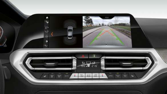 BMW 3 Series Sedan,Parking Assistant Plus 具有Parking Assistant Plus的 BMW 3 Series Sedan 駕駛艙顯示熒幕正面特寫。