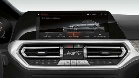 BMW 3 Series Sedan,Driving Assistant Professional 具有Driving Assistant Professional的 BMW 3 Series Sedan 駕駛艙顯示熒幕正面特寫。