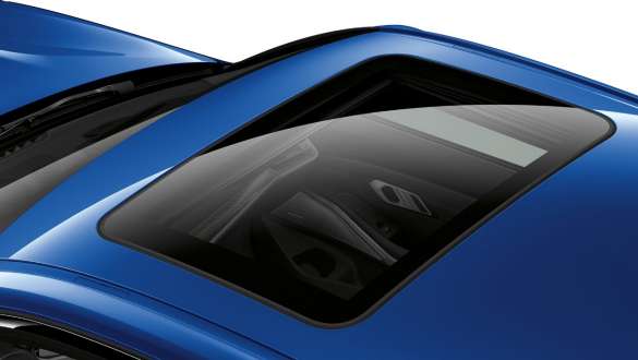 BMW 3 Series Sedan,玻璃天窗 BMW 3 Series Sedan 頂視圖,可以看到關閉的玻璃天窗。