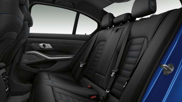 BMW 3 Series Sedan,冷暖座椅 具有前後座椅加熱功能的後排座椅側面特寫。