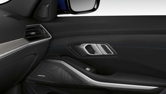 BMW 3 Series Sedan,Harman Kardon 環繞立體聲系統。 具有 Harman Kardon 環繞立體聲系統內建揚聲器的內部乘客車門特寫。