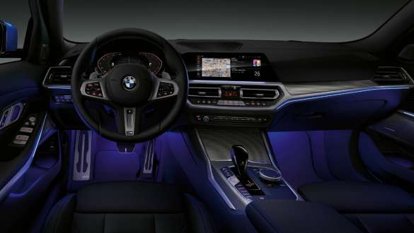 BMW 3 Series Sedan,氣氛燈 BMW 3 Series Sedan 駕駛艙正面視圖,藍色氣氛燈照亮腿部空間。