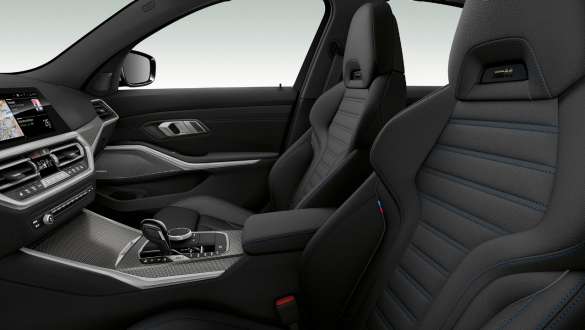 BMW 3 Series Sedan,運動座椅 駕駛者和前排乘客的黑色運動座椅前排座椅側視圖特寫。