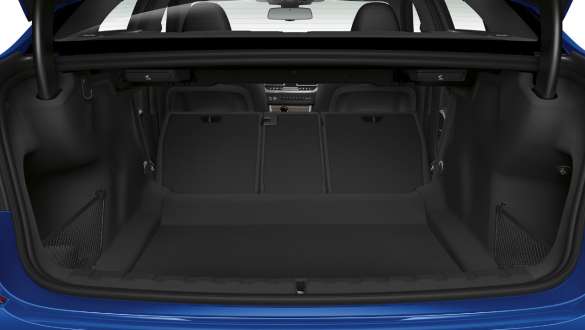 BMW 3 Series Sedan,Through-loading 系統 將後部靠背半折疊後打開的行李箱特寫。