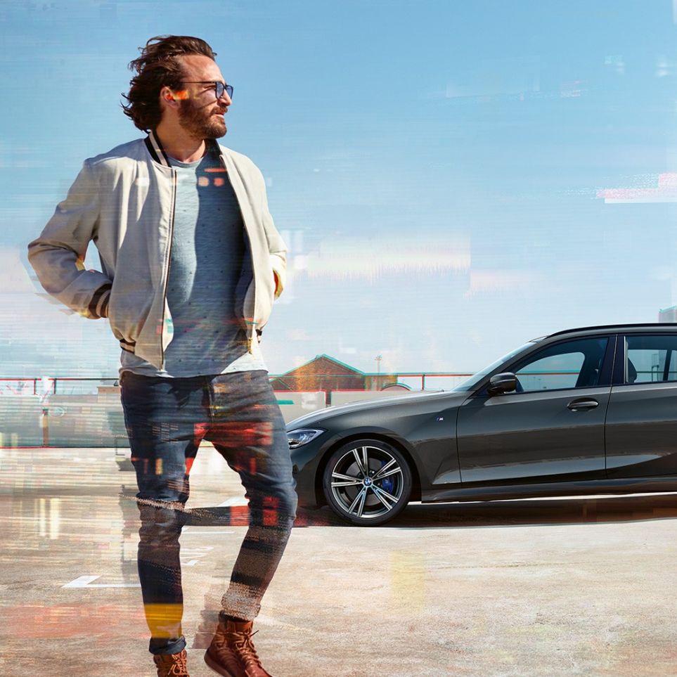BMW 3 Series Touring,側面拍攝視圖設計 BMW 3 Series Touring,側面拍攝視圖,位於都市風光前的停車場上
