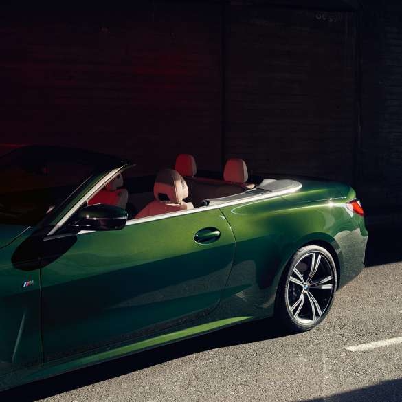 一名女士駕駛一輛 BMW 4 Series Convertible G23 2020 一名女士駕駛一輛 BMW 4 Series Convertible G23 2020 內飾