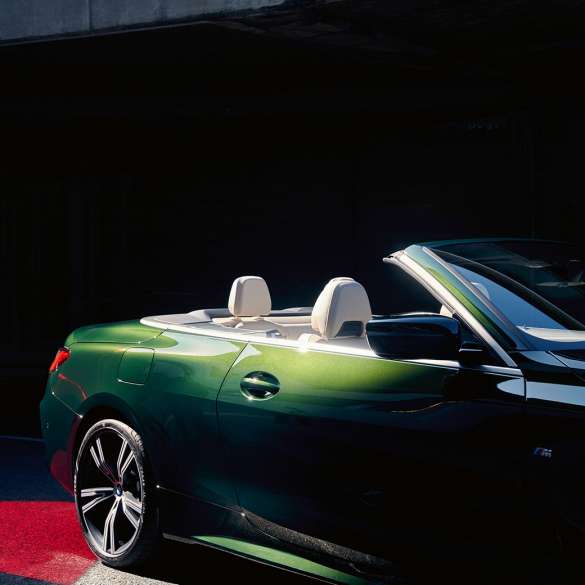 正面四分之三之角度視圖 BMW 4 Series Convertible G23 2020 行駛中 BMW 4 Series Convertible G23 2020 Sanremo Green 金屬外觀漆面尾部四分之三之角度視圖行駛中