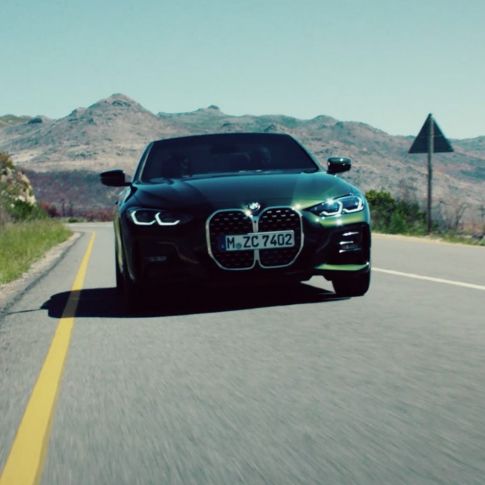 行駛中的正面角度視圖 BMW 4 Series Convertible G23 2020 BMW 4 Series Convertible G23 2020 Sanremo Green 金屬外觀漆面正面角度視圖行駛中