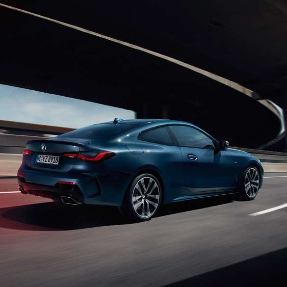 BMW 4 Series Coupé G22 2020,四分之三側面視角 BMW 4 Series Coupé G22 2020,Arctic Race 藍色金屬,四分之三側面視角,行駛中
