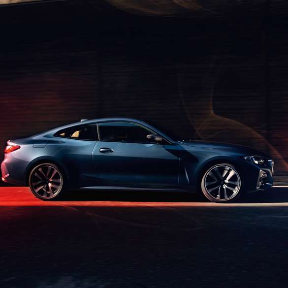 BMW 4 Series Coupé G22 2020,側面視角 BMW 4 Series Coupé G22 2020,Arctic Race 藍色金屬,側面視角,行駛中