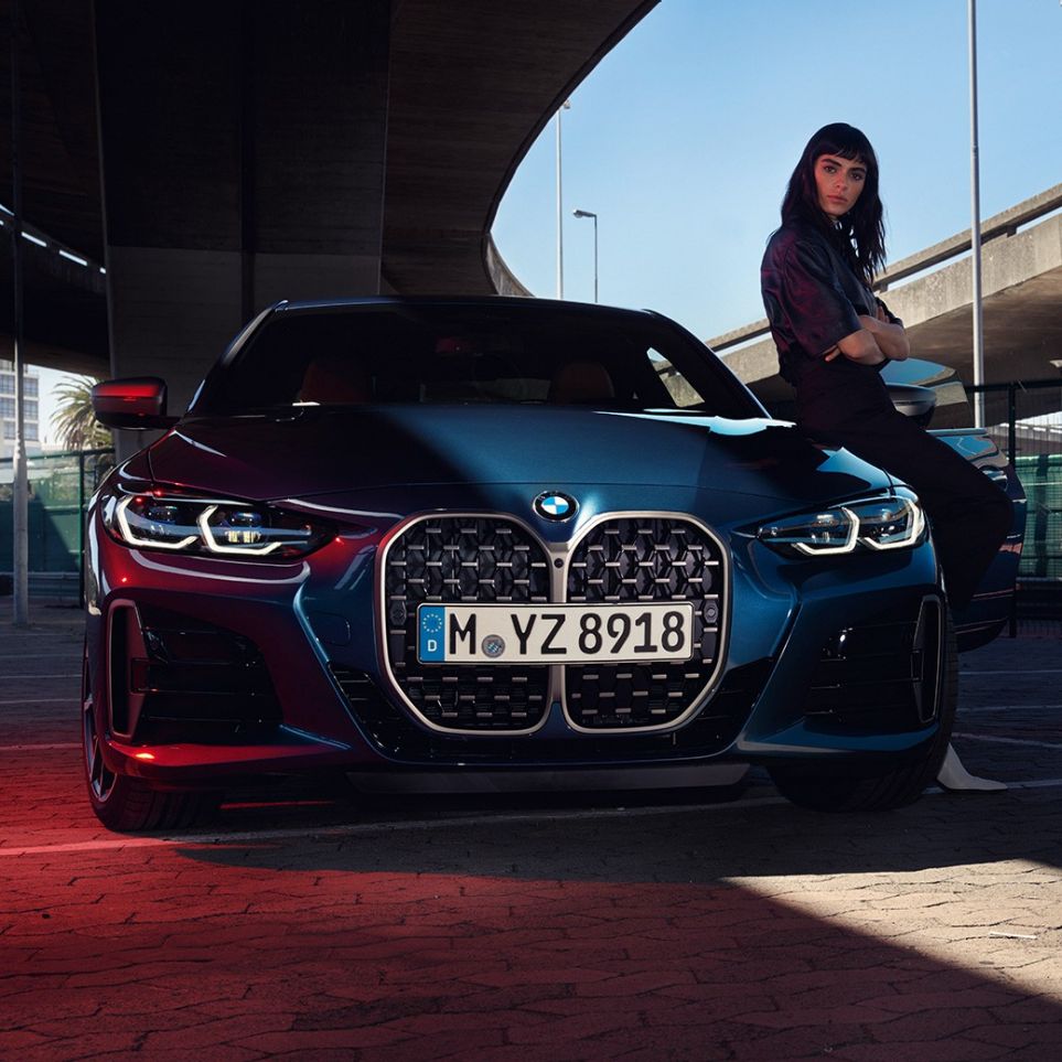 BMW 4 Series Coupé G22 2020,正面視角,雙腎格柵,頭燈 BMW 4 Series Coupé G22,Arctic Race 藍色金屬,2020,正面視角,雙腎格柵,頭燈,車旁站有模特