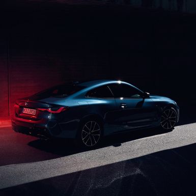 BMW 4 Series Coupé G22,四分之三尾部視角,Hofmeister kink 肩線設計 BMW 4 Series Coupé G22 2020,Arctic Race 藍色金屬,四分之三尾部視角,Hofmeister kink 肩線設計