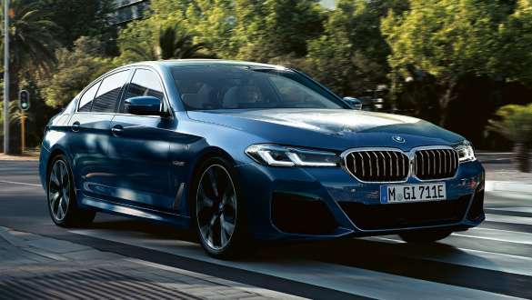 BMW 5 Series Sedan G30,正面四分之三之角度視圖 BMW 5 Series Sedan G30 Facelift 2020 Phytonic Blue 金屬外觀漆面,正面四分之三之角度視圖行駛在街道上