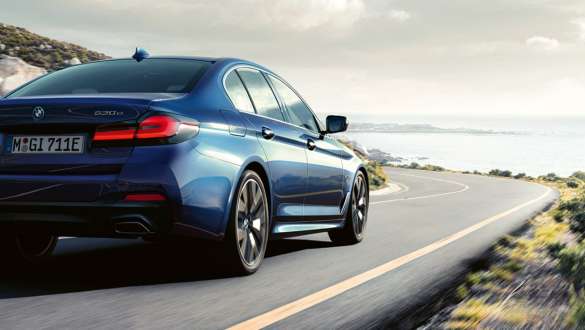 整體主動轉向,BMW 5 Series Sedan G30 整體主動轉向,BMW 5 Series Sedan G30 Facelift 2020,四分之三尾部視圖,行駛中