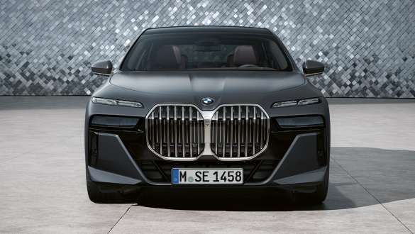 正面角度視圖 BMW 7 Series Sedan G70 ICE 740i M Sport 包圍套件 BMW 7 Series Sedan G70 ICE 740i M Sport 包圍套件 Frozen Deep Gray 金屬外觀漆面正面角度視圖