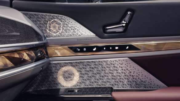 乘客側車門上的 Bowers & Wilkins Diamond 環迴立體聲音響系統 BMW 7 Series Sedan G70 ICE 740i M Sport 包圍套件 BMW 7 Series Sedan G70 ICE 740i M Sport 包圍套件乘客側車門上的 Bowers & Wilkins Diamond 環迴立體聲音響系統特寫