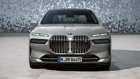 工作室中的BMW THE i7 房車 G70 前視圖 在背景下工作室中的BMW Individual金屬灰色THE i7 房車 G70 前視圖