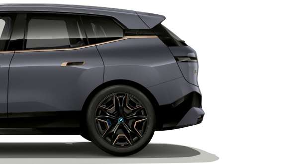 整合式主動轉向系統 BMW iX M60 i20 2022 電動 SUV 電動車 BMW iX M60 i20 2022 電動 SUV BMW Individual Storm Bay metallic 整合式主動轉向系統 側面後視圖