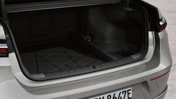 BMW i7 M70 xDrive Sedan G70 BMW 貼合行李箱儲物墊