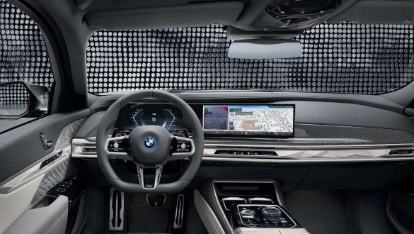 BMW M760e xDrive Sedan G70 駕駛艙 BMW M760e xDrive Sedan G70 配備 M 軚環的駕駛艙、 BMW 曲面顯示屏和 BMW Interaction Bar