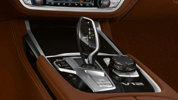 8 檔自動變速 Sport 變速箱 全新BMW M760LiA xDrive 旗艦豪華房車 - 8 檔自動變速 Sport 變速箱。