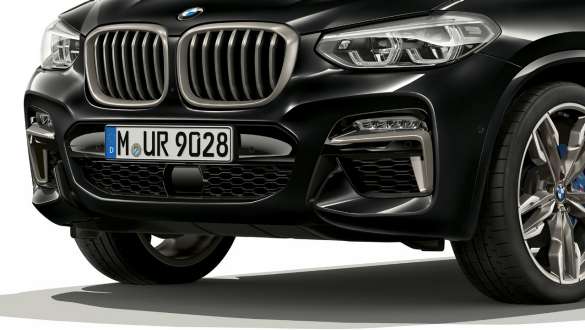 BMW X4 M40i 和 BMW X4 M40d,M 空力套件 BMW X4 M40i 和 BMW X4 M40d,藍寶石黑金屬,外觀設計,正面,帶 M 空力套件。