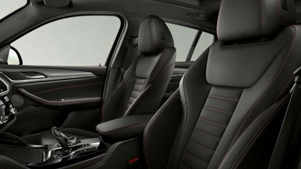 BMW X4 M40i 和 BMW X4 M40d,運動座椅。 BMW X4 M40i 和 BMW X4 M40d,內飾,駕駛者和前排乘客運動座椅。