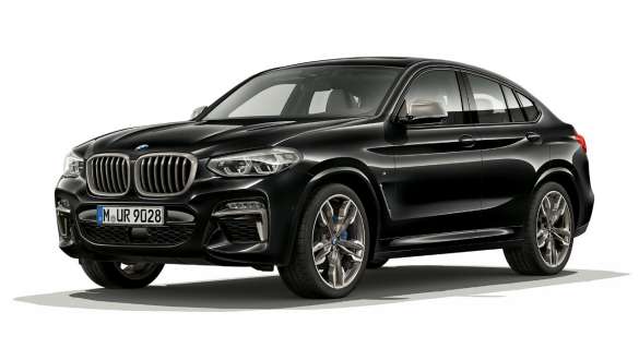 BMW X4 M40i 和 BMW X4 M40d,四分之三正面視圖,右側。 BMW X4 M40i 和 BMW X4 M40d,藍寶石黑金屬,外觀設計,四分之三正面視圖,右側。