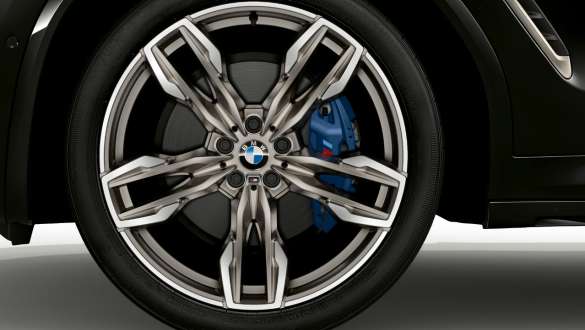 BMW X4 M40i 和 BMW X4 M40d,M Sport 制動系統。 BMW X4 M40i 和 BMW X4 M40d,藍寶石黑金屬,外觀,帶 M Sport 制動系統的輕合金輪圈。