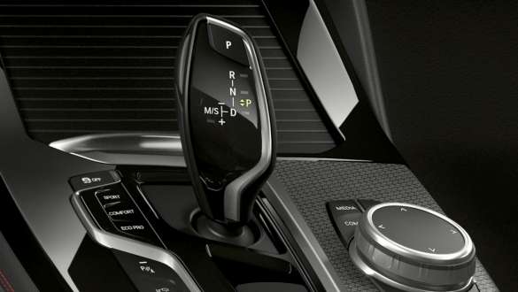 BMW X4 M40i 和 BMW X4 M40d,8 速自動變速 Sport 變速箱。 BMW X4 M40i 和 BMW X4 M40d,內飾,換擋桿,8 速自動變速 Sport 變速箱。