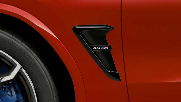 BMW X4 M Competition,帶型號標誌的 M 鯊魚腮。 BMW X4 M Competition,Toronto Red 金屬,外觀設計,帶型號標誌的黑色高光澤 M 鯊魚腮。