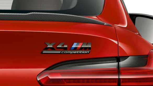 BMW X4 M Competition,尾部,帶 “X4 M Competition” 標誌。 BMW X4 M Competition,Toronto Red 金屬,外觀,尾部特寫視圖,帶碳擾流尾翼以及 “X4 M Competition” 標誌。