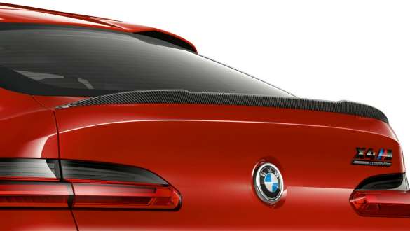 BMW X4 M Competition,碳纖維 M 擾流尾翼。 BMW X4 M Competition,Toronto Red 金屬,外觀設計,M Carbon 外觀套件,碳纖維 M 擾流尾翼。