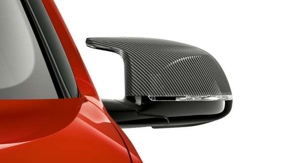 BMW X4 M Competition,帶碳纖維鏡蓋的 M 後視鏡。 BMW X4 M Competition,Toronto Red 金屬,外觀設計,M Carbon 外觀套件,帶碳纖維鏡蓋的 M 後視鏡。