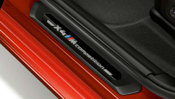 BMW X4 M Competition,刻有 "Competition” 標誌的門檻飾面。 BMW X4 M Competition,內飾,刻有 "Competition” 標誌的門檻飾面。