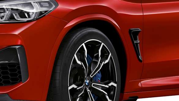 BMW X4 M Competition,側面尾部特寫視圖。 BMW X4 M Competition,Toronto Red 金屬,外觀,側面尾部特寫視圖,M 跑車化電子懸掛系統。