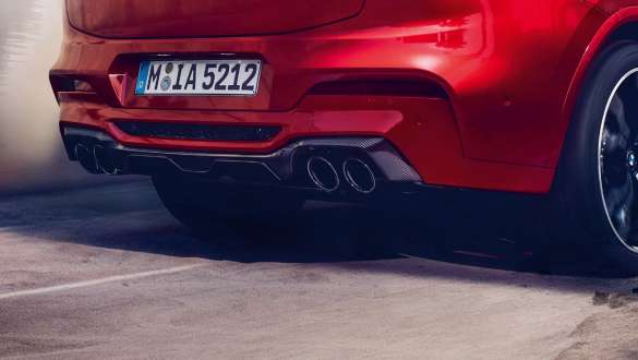 M Sport 排氣系統 BMW X4 M Competition,Toronto Red 金屬,外觀設計,帶 M Sport 排氣系統和碳擴散器的尾部視圖。