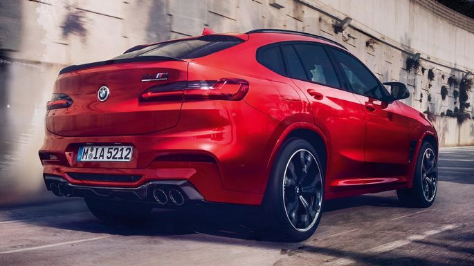 BMW X4 M Competition,側面尾部視圖。 BMW X4 M Competition,Toronto Red 金屬,外觀設計,側面尾部視圖。