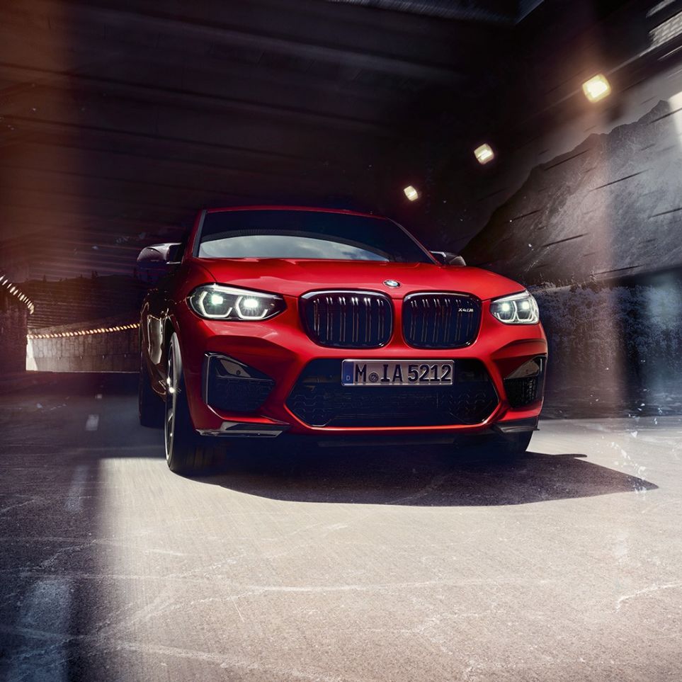 BMW X4 M Competition,四分之三正面視圖。 BMW X4 M Competition,Toronto Red 金屬,外觀設計,四分之三正面視圖。