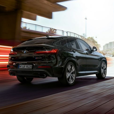 BMW X4 M40i,四分之三尾部視圖。 BMW X4 M40i,Black Sapphire金屬,外觀設計,四分之三尾部視圖,右側,帶燈條。