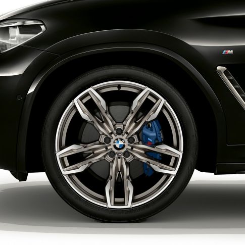 BMW X4 M40i 和 BMW X4 M40d,21 吋 M 輕合金輪圈。 BMW X4 M40i 和 BMW X4 M40d,Black Sapphire金屬,外觀,側面視圖,帶 21 吋雙色設計 M 輕合金輪圈。
