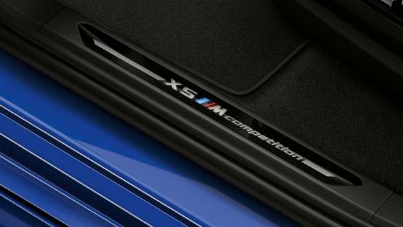 BMW X5 M Competition 中刻有 “X5 M Competition” 標誌的門檻飾面 刻有 “X5 M Competition” 標誌的門檻飾面 BMW X5 M Competition F95 外觀
